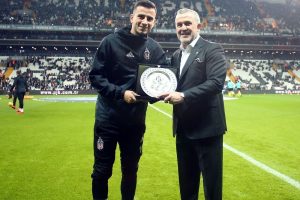 Oğuzhan &Ouml;zyakup'a plaket verildi