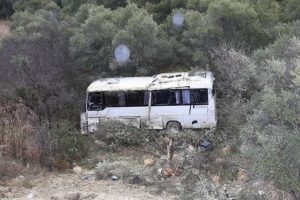İş&ccedil;ileri taşıyan servis şarampole devrildi: 9 yaralı