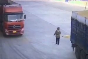 Dikkatsiz iş&ccedil;i kamyonun altında kaldı