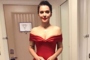 Demet Akalın'ın kırmızı elbisesi olay oldu!