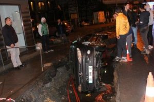 Virajı alamayan otomobil kanala d&uuml;şt&uuml;