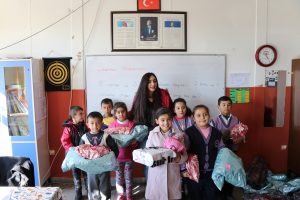 &Uuml;niversite &ouml;ğrencisinden ilkokul &ouml;ğrencilerine yardım
