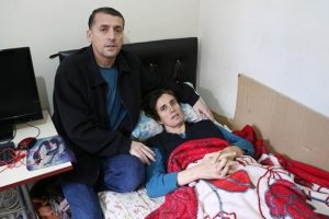 Hayatını otizmli oğlu ve engelli eşine adadı