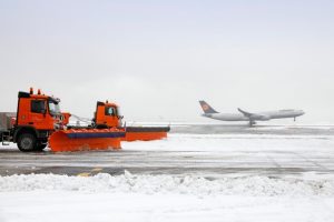 Almanya'da hava ulaşımına kar engeli