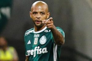 Melo da g&ouml;z&uuml;ne Tudor'u kestirdi