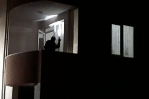 Eve giren hırsız kapıyı arkadan kilitledi