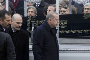 Erdoğan tabuta omuz verdi, cenaze aracına kadar uğurladı
