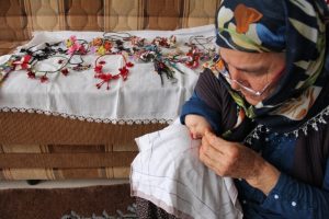 Tek eliyle 'iğneyle kuyu kazıyor'