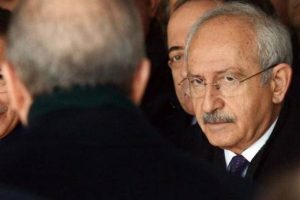 Cenazede soğuk r&uuml;zgarlar esti