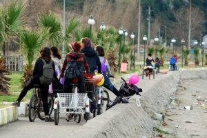 Zonguldak'ta işçinin saldırdığı bisikletli kadınlara başkandan özür