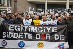 İzmir'de &ouml;ld&uuml;r&uuml;len okul m&uuml;d&uuml;r&uuml; i&ccedil;in Bursa'da protesto