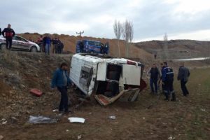 Engelli &ouml;ğrencilerin servisi devrildi: 13 yaralı