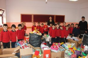 K&ouml;ydeki arkadaşları i&ccedil;in koli koli oyuncak topladılar