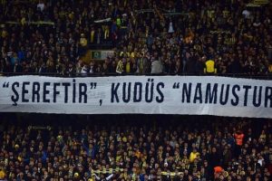 Fenerbah&ccedil;e trib&uuml;nlerinden Kud&uuml;s'e destek