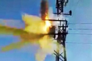 Elektrik trafosu bomba gibi patladı