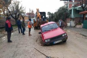 Yol &ccedil;&ouml;kt&uuml;, otomobil &ccedil;ukura d&uuml;şt&uuml;!