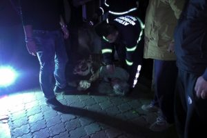 Yaşlı kadını komşuları kurtardı