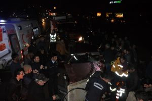 Bursa'da bariyerlere &ccedil;arpan otomobilde can pazarı!
