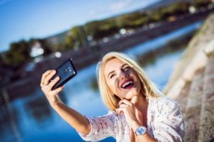 Selfie &ccedil;ekme hastalığı 'selfitis'in belirtileri