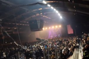 Konserdeki g&ouml;r&uuml;nmez kaza kamerada