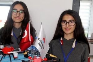 &Ouml;ğrenciler atık malzemelerden drone &uuml;retti