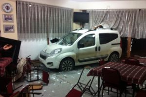 Bursa'da ka&ccedil;ak sigara dolu ara&ccedil;la dernek lokaline daldı