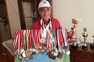 Emekli &ouml;ğretmen 'koşarak' hayata bağlanıyor
