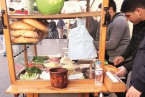 Seyyar kahvaltıcıların aylık kazan&ccedil;ları 6 bin lirayı buluyor