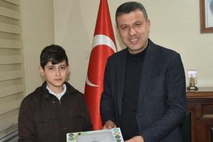 Yolda 15 bin lira bulan &ccedil;ocuk parayı sahibine ulaştırdı