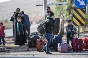 Suriyelilerin g&uuml;venli b&ouml;lgelere d&ouml;n&uuml;ş&uuml; s&uuml;r&uuml;yor