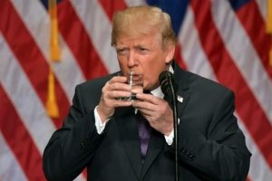 Trump'ın iki eliyle bardağı tutması tartışma yarattı