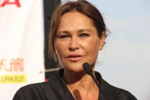 H&uuml;lya Avşar'dan şaşırtan a&ccedil;ıklama: Hamileyim
