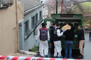 Baba evinde bı&ccedil;aklanarak &ouml;ld&uuml;r&uuml;ld&uuml;! Oğlu g&ouml;zaltında...