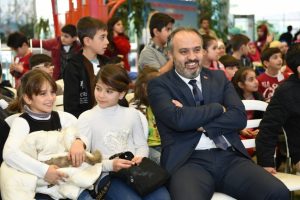 Bursa'da g&ouml;&ccedil;men astronot 'uzaya g&ouml;&ccedil;&uuml;' anlattı