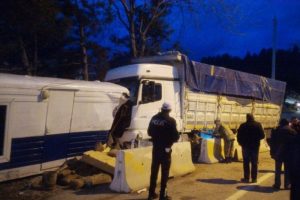 Kamyon kontrol noktasına girdi: 2'si polis 3 yaralı