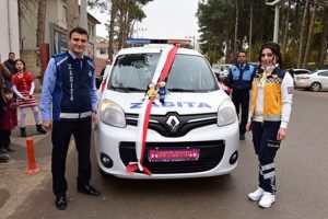 Nikah salonuna zabıta aracıyla geldiler