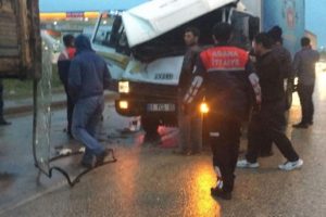 Kamyonet, kamyona &ccedil;arptı: 1 yaralı