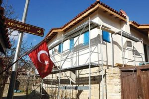 Atat&uuml;rk Evi'ni 'alakasız' malzemeyle kapladılar!