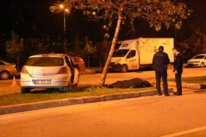 Takla atan otomobilde sıkışan s&uuml;r&uuml;c&uuml; &ouml;ld&uuml;