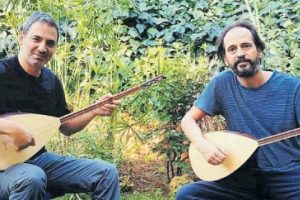 Baba i&ccedil;in bağlama &ouml;ğreniyor
