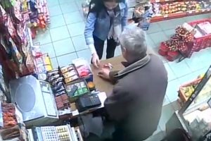 M&uuml;şteri gibi girdi, 4 bin TL'yi alıp ka&ccedil;tı