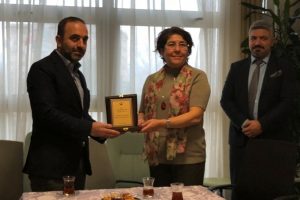 Bursa'da &ccedil;ekilişle kazandığı sıfır otomobili Hemofili Derneği'ne bağışladı