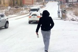 Karlı ve buzlu yolda penguen gibi y&uuml;r&uuml;y&uuml;n!