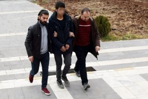 Y&uuml;z&uuml;n&uuml; kapatan hırsızı ayakkabı izi ele verdi