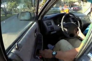 Kapıdan tutan polis memurunu metrelerce s&uuml;r&uuml;kledi