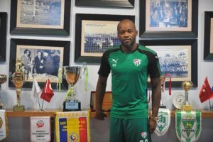 Bursasporlu futbolcu Kembo: "T&uuml;rkiye stadyumlardaki ambianslarıyla tanınıyor"