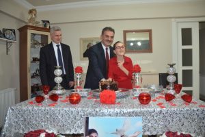 Bursa Gemlik'te k&uuml;&ccedil;&uuml;k Berfin'e doğum g&uuml;n&uuml; s&uuml;rprizi