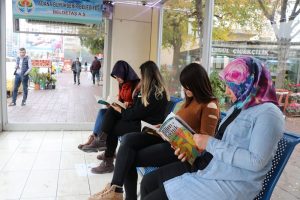Otob&uuml;s durakları k&uuml;t&uuml;phane oldu
