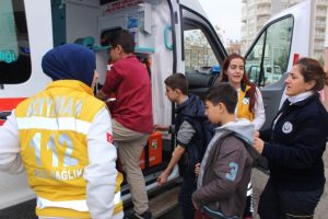 20 &ouml;ğrenci evden getirilen yiyeceklerden zehirlendi