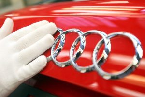 Audi 330 bin aracı geri &ccedil;ağırdı